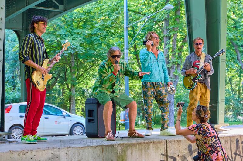 Copyright: Starpix / A. Tuma, 01.07.2026 Wien ,  Helmut SCHARTLMÜLLER (rote Hose),  Hubertus von HOHENLOHE,  Philipp MAYER (blaues Hemd),  Andie GABAUER, Videodreh zu dem Song " Landpartie " von Zaungast feat. Hubertus in der Prater Alle Wien