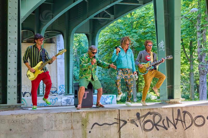 Copyright: Starpix / A. Tuma, 01.07.2026 Wien ,  Helmut SCHARTLMÜLLER (rote Hose),  Hubertus von HOHENLOHE,  Philipp MAYER (blaues Hemd),  Andie GABAUER, Videodreh zu dem Song " Landpartie " von Zaungast feat. Hubertus in der Prater Alle Wien