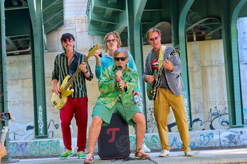 Copyright: Starpix / A. Tuma, 01.07.2026 Wien ,  Helmut SCHARTLMÜLLER (rote Hose),  Hubertus von HOHENLOHE,  Philipp MAYER (blaues Hemd),  Andie GABAUER, Videodreh zu dem Song " Landpartie " von Zaungast feat. Hubertus in der Prater Alle Wien