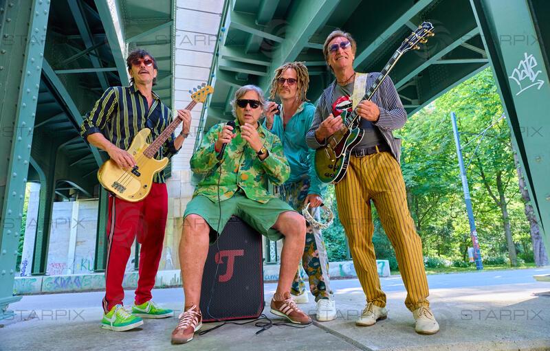 Copyright: Starpix / A. Tuma, 01.07.2026 Wien ,  Helmut SCHARTLMÜLLER (rote Hose),  Hubertus von HOHENLOHE,  Philipp MAYER (blaues Hemd),  Andie GABAUER, Videodreh zu dem Song " Landpartie " von Zaungast feat. Hubertus in der Prater Alle Wien
