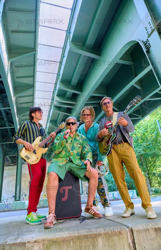 Copyright: Starpix / A. Tuma, 01.07.2026 Wien ,  Helmut SCHARTLMÜLLER (rote Hose),  Hubertus von HOHENLOHE,  Philipp MAYER (blaues Hemd),  Andie GABAUER, Videodreh zu dem Song " Landpartie " von Zaungast feat. Hubertus in der Prater Alle Wien