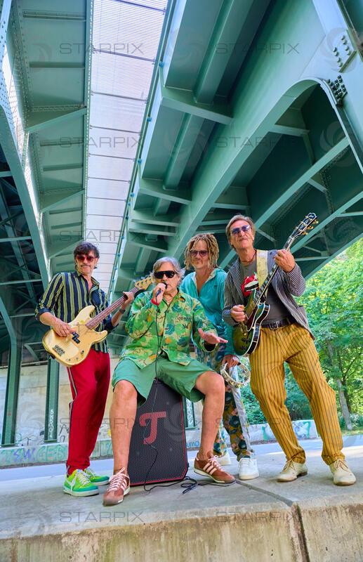 Copyright: Starpix / A. Tuma, 01.07.2026 Wien ,  Helmut SCHARTLMÜLLER (rote Hose),  Hubertus von HOHENLOHE,  Philipp MAYER (blaues Hemd),  Andie GABAUER, Videodreh zu dem Song " Landpartie " von Zaungast feat. Hubertus in der Prater Alle Wien
