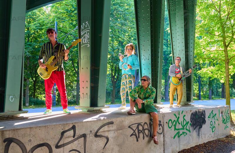 Copyright: Starpix / A. Tuma, 01.07.2026 Wien ,  Helmut SCHARTLMÜLLER (rote Hose),  Hubertus von HOHENLOHE,  Philipp MAYER (blaues Hemd),  Andie GABAUER, Videodreh zu dem Song " Landpartie " von Zaungast feat. Hubertus in der Prater Alle Wien