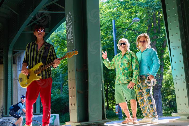 Copyright: Starpix / A. Tuma, 01.07.2026 Wien ,  Helmut SCHARTLMÜLLER (rote Hose),  Hubertus von HOHENLOHE,  Philipp MAYER (blaues Hemd),  Andie GABAUER, Videodreh zu dem Song " Landpartie " von Zaungast feat. Hubertus in der Prater Alle Wien