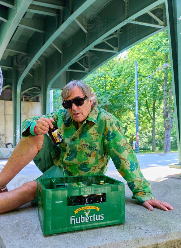 Copyright: Starpix / A. Tuma, 01.07.2026 Wien ,    Hubertus von HOHENLOHE,   mit spezial Edition von Hubertus Bier mit seinen Bild darauf,      Videodreh zu dem Song " Landpartie " von Zaungast feat. Hubertus in der Prater Alle Wien
