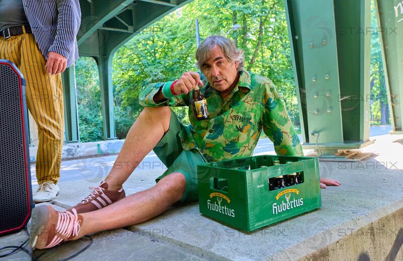 Copyright: Starpix / A. Tuma, 01.07.2026 Wien ,    Hubertus von HOHENLOHE,   mit spezial Edition von Hubertus Bier mit seinen Bild darauf,      Videodreh zu dem Song " Landpartie " von Zaungast feat. Hubertus in der Prater Alle Wien