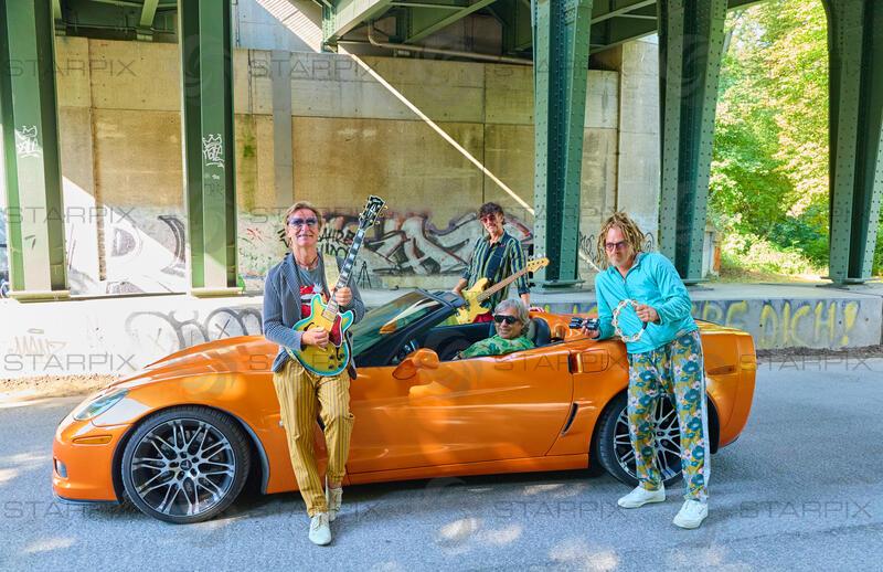 Copyright: Starpix / A. Tuma, 01.07.2026 Wien ,  Andie GABAUER,  Hubertus von HOHENLOHE,    Helmut SCHARTLMÜLLER (rote Hose),  Philipp MAYER (blaues Hemd),   Videodreh zu dem Song " Landpartie " von Zaungast feat. Hubertus in der Prater Alle Wien