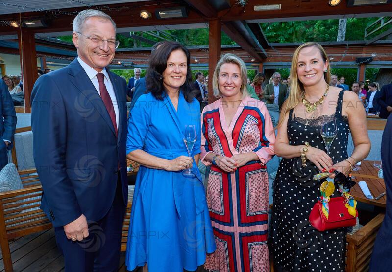 Copyright: Starpix / A. Tuma, 03.07.2026 Wien ,  Thomas STELZER  Frau  Bettina STELZER WÖGERER , Susanne RAAB, Maria GROßBAUER,   Sommerfest von Grünberger & Partner und Geburtstagfest  im Klee am Hanslteich