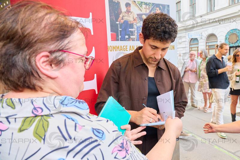 Copyright: Starpix / A. Tuma, 07.07.2026 Wien ,  Amir EL-MASRY, mit Fans, Kinopremiere von " The Stories" im Gartenbaukino Wien