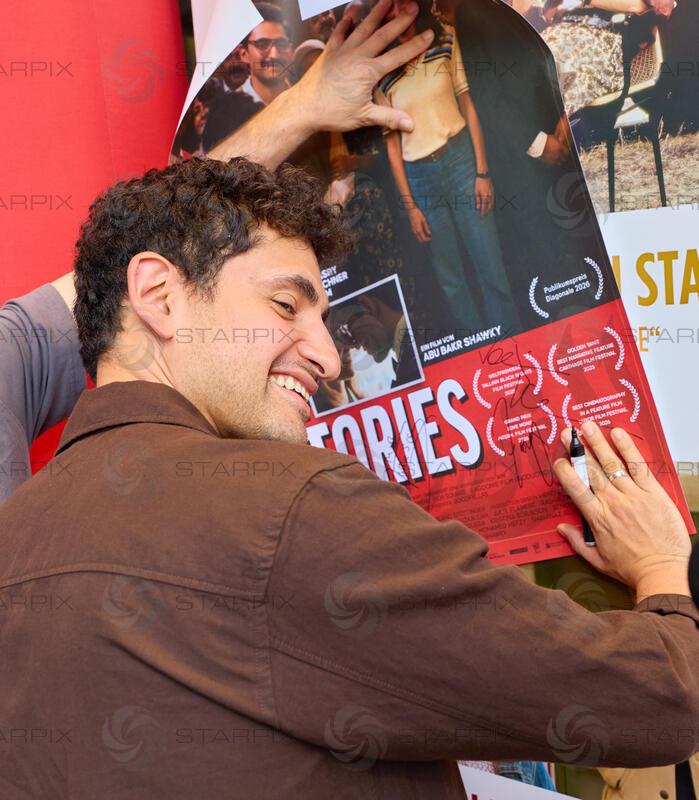 Copyright: Starpix / A. Tuma, 07.07.2026 Wien ,  Amir EL-MASRY, mit Fans, Kinopremiere von " The Stories" im Gartenbaukino Wien