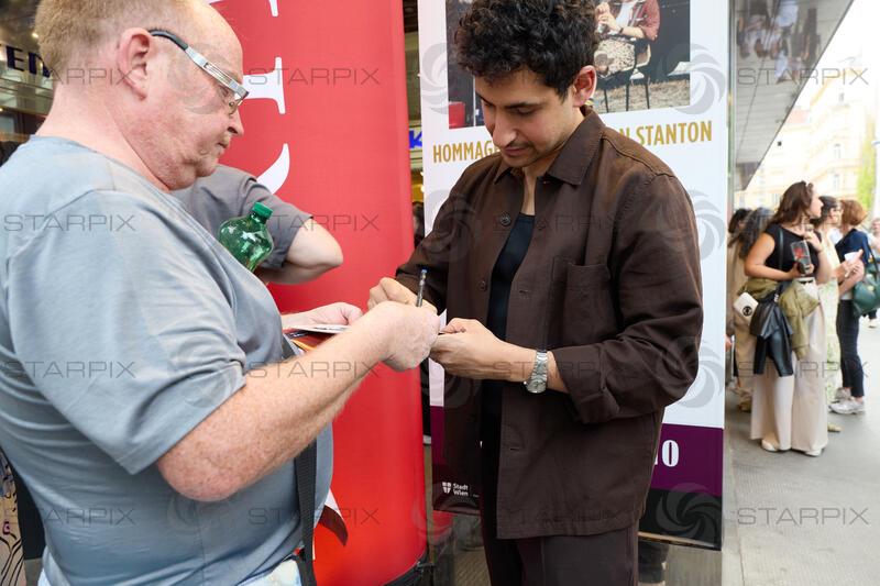 Copyright: Starpix / A. Tuma, 07.07.2026 Wien ,  Amir EL-MASRY, mit Fans, Kinopremiere von " The Stories" im Gartenbaukino Wien