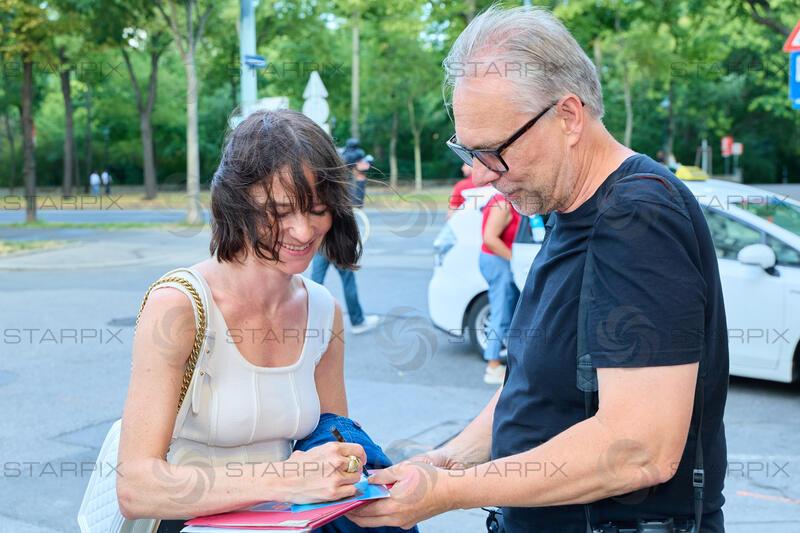 Copyright: Starpix / A. Tuma, 07.07.2026 Wien ,  Valerie PACHNER und Fan,  Kinopremiere von " The Stories" im Gartenbaukino Wien