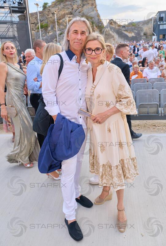 Copyright: Starpix / A. Tuma, 15.07.2026 St. Margarethen , Christa KUMMER    mit Mann Franz HOFBAUER  , f  Premiere Oper im Steinbruch St. Margarethen "Tosca"Premiere Oper im Steinbruch St. Margarethen "Tosca"