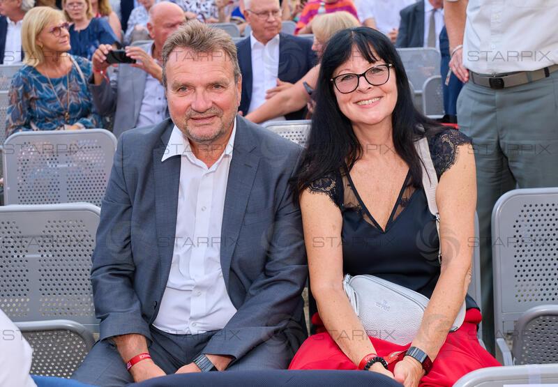 Copyright: Starpix / A. Tuma, 15.07.2026 St. Margarethen , Karl SCHLÖGL  mit Frau Gabriele   , Premiere Oper im Steinbruch St. Margarethen "Tosca"Premiere Oper im Steinbruch St. Margarethen "Tosca"