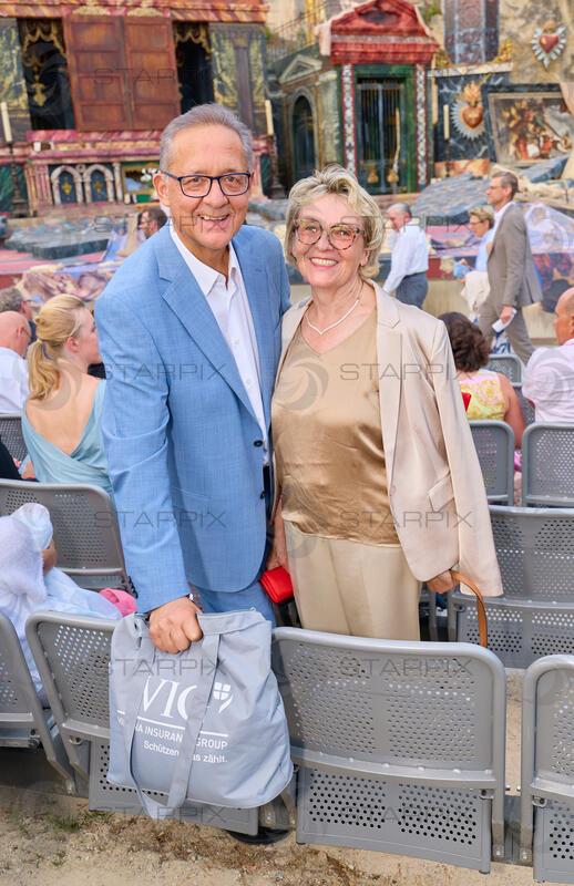 Copyright: Starpix / A. Tuma, 15.07.2026 St. Margarethen , Günther OFNER und Frau Renate SCHANDL-BAUER  , Premiere Oper im Steinbruch St. Margarethen "Tosca"Premiere Oper im Steinbruch St. Margarethen "Tosca"