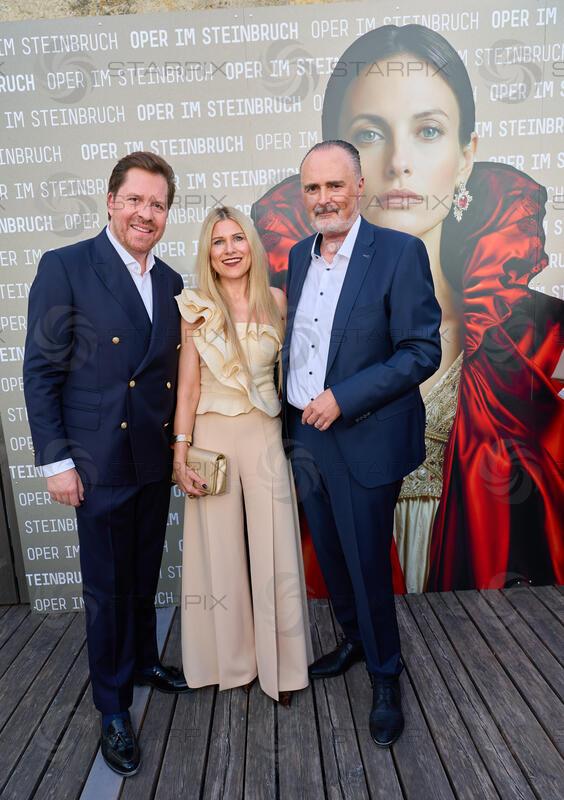 Copyright: Starpix / A. Tuma, 15.07.2026 St. Margarethen , Daniel SERAFIN, Hans Peter DOSKOZIL und Frau Julia  , Premiere Oper im Steinbruch St. Margarethen "Tosca"Premiere Oper im Steinbruch St. Margarethen "Tosca"