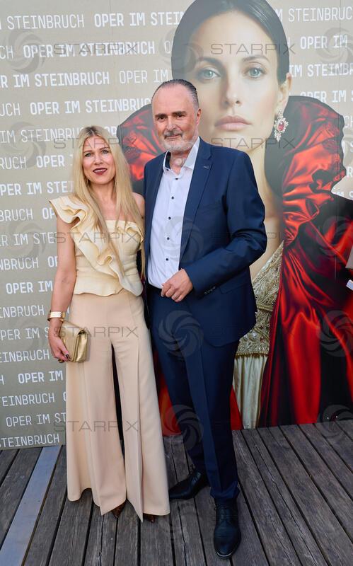 Copyright: Starpix / A. Tuma, 15.07.2026 St. Margarethen , Hans Peter DOSKOZIL und Frau Julia  , Premiere Oper im Steinbruch St. Margarethen "Tosca"Premiere Oper im Steinbruch St. Margarethen "Tosca"