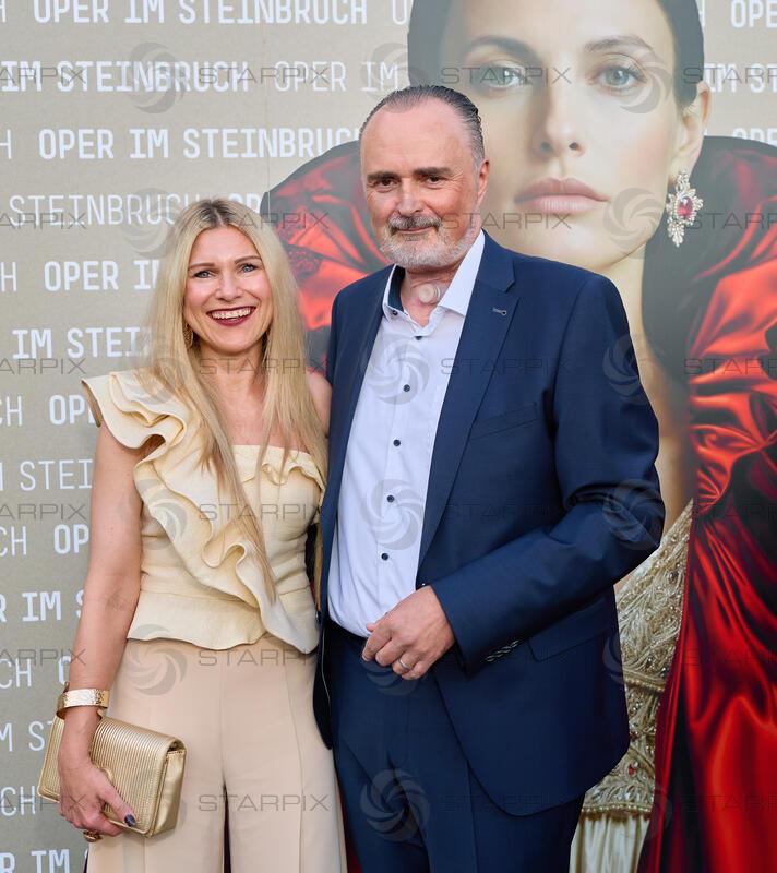 Copyright: Starpix / A. Tuma, 15.07.2026 St. Margarethen , Hans Peter DOSKOZIL und Frau Julia  , Premiere Oper im Steinbruch St. Margarethen "Tosca"Premiere Oper im Steinbruch St. Margarethen "Tosca"