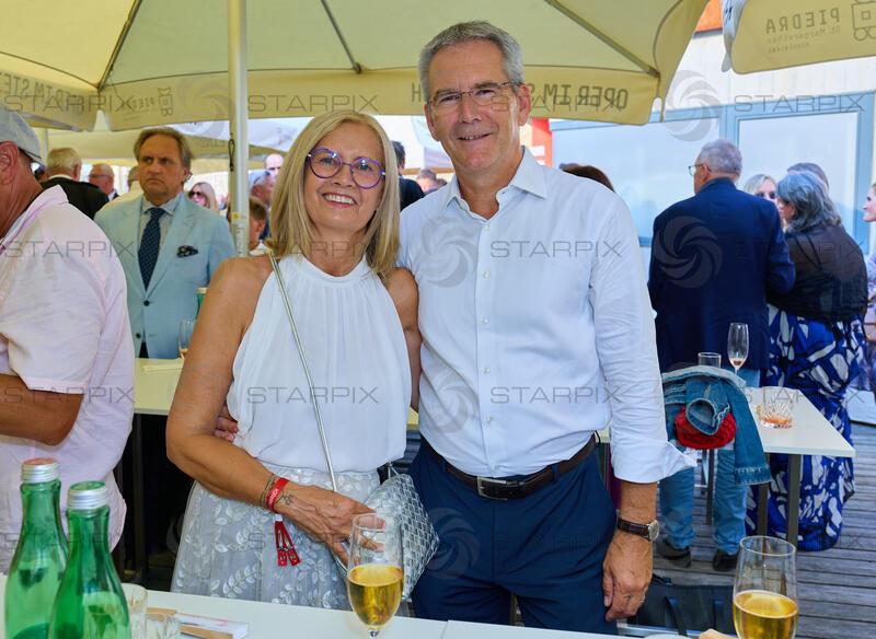 Copyright: Starpix / A. Tuma, 15.07.2026 St. Margarethen , Hartwig LÖGER  mit Frau Claudia,  Premiere Oper im Steinbruch St. Margarethen "Tosca"Premiere Oper im Steinbruch St. Margarethen "Tosca"