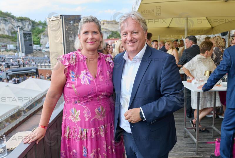 Copyright: Starpix / A. Tuma, 15.07.2026 St. Margarethen , Harald KRÄUTER mit Frau, Premiere Oper im Steinbruch St. Margarethen "Tosca"Premiere Oper im Steinbruch St. Margarethen "Tosca"