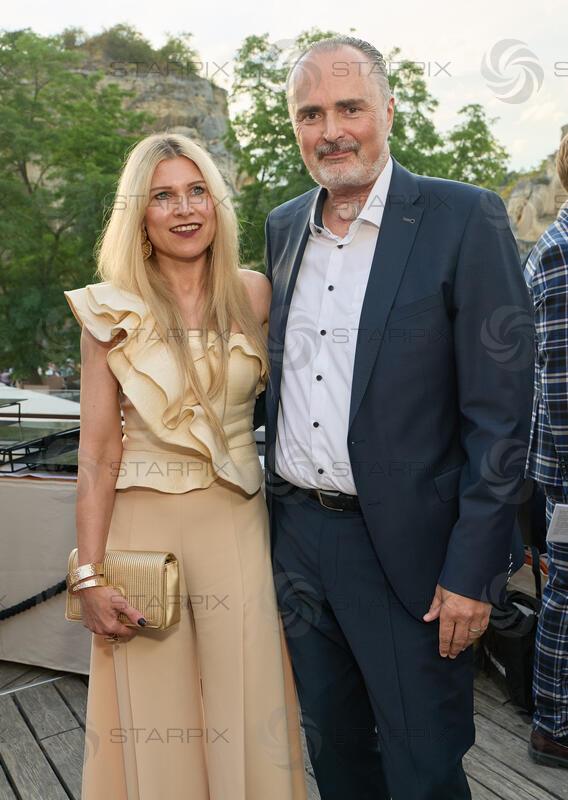 Copyright: Starpix / A. Tuma, 15.07.2026 St. Margarethen , Hans Peter DOSKOZIL und Frau Julia  , Premiere Oper im Steinbruch St. Margarethen "Tosca"Premiere Oper im Steinbruch St. Margarethen "Tosca"