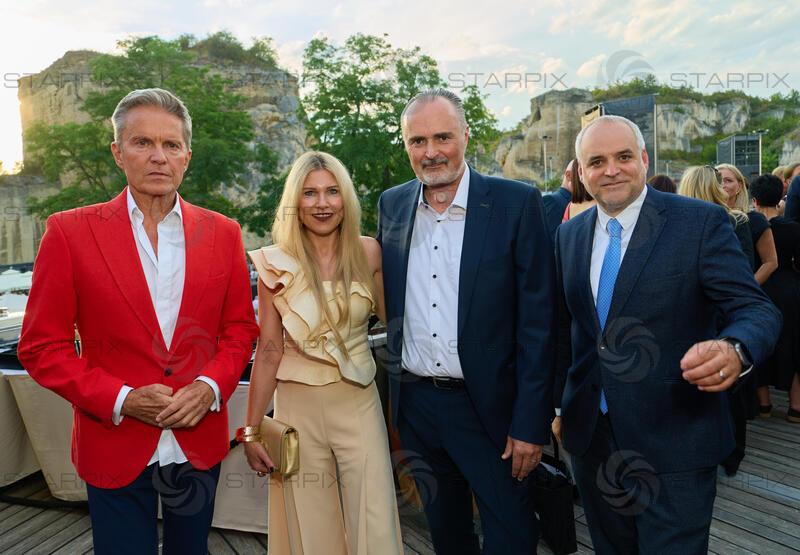 Copyright: Starpix / A. Tuma, 15.07.2026 St. Margarethen ,  Matthias GRÜN,  Hans Peter DOSKOZIL und Frau Julia  , Matthias GRÜN, ,  Premiere Oper im Steinbruch St. Margarethen "Tosca"Premiere Oper im Steinbruch St. Margarethen "Tosca"