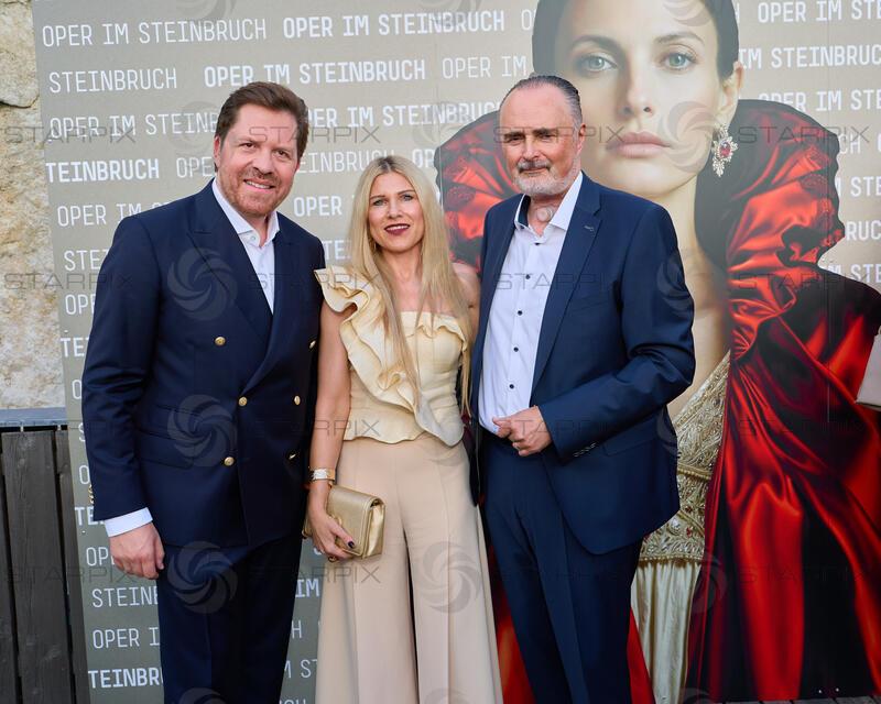 Copyright: Starpix / A. Tuma, 15.07.2026 St. Margarethen , Daniel SERAFIN, Hans Peter DOSKOZIL und Frau Julia  , Premiere Oper im Steinbruch St. Margarethen "Tosca"Premiere Oper im Steinbruch St. Margarethen "Tosca"