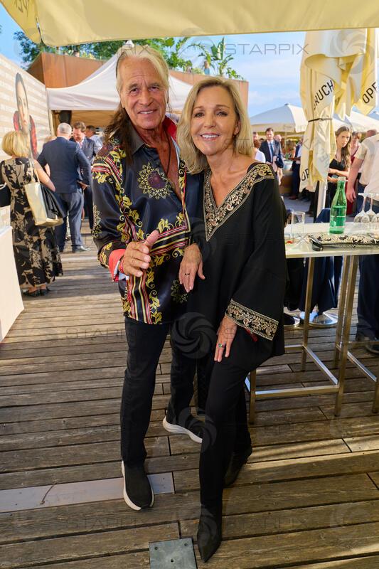 Copyright: Starpix / A. Tuma, 15.07.2026 St. Margarethen ,    WATERLOO  (Hansi KREUZMAYR) mit  Frau Andrea,   Premiere Oper im Steinbruch St. Margarethen "Tosca"Premiere Oper im Steinbruch St. Margarethen "Tosca"