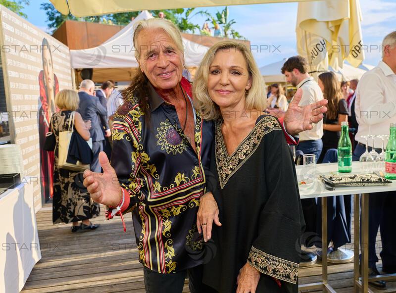 Copyright: Starpix / A. Tuma, 15.07.2026 St. Margarethen ,    WATERLOO  (Hansi KREUZMAYR) mit  Frau Andrea,   Premiere Oper im Steinbruch St. Margarethen "Tosca"Premiere Oper im Steinbruch St. Margarethen "Tosca"