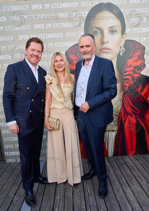 Copyright: Starpix / A. Tuma, 15.07.2026 St. Margarethen , Daniel SERAFIN, Hans Peter DOSKOZIL und Frau Julia  , Premiere Oper im Steinbruch St. Margarethen "Tosca"Premiere Oper im Steinbruch St. Margarethen "Tosca"