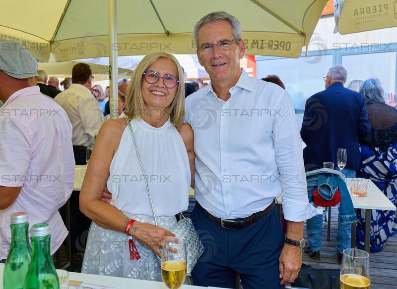 Copyright: Starpix / A. Tuma, 15.07.2026 St. Margarethen , Hartwig LÖGER  mit Frau Claudia,  Premiere Oper im Steinbruch St. Margarethen "Tosca"Premiere Oper im Steinbruch St. Margarethen "Tosca"