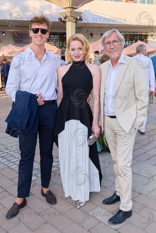 Copyright: Starpix / A. Tuma, 16.07.2026 Mörbisch,  Manfred WABA mit Sohn Christian und Irina HOFER,  , Premiere von "Ein Käfig voller Narren" Seefestspiele Mörbisch