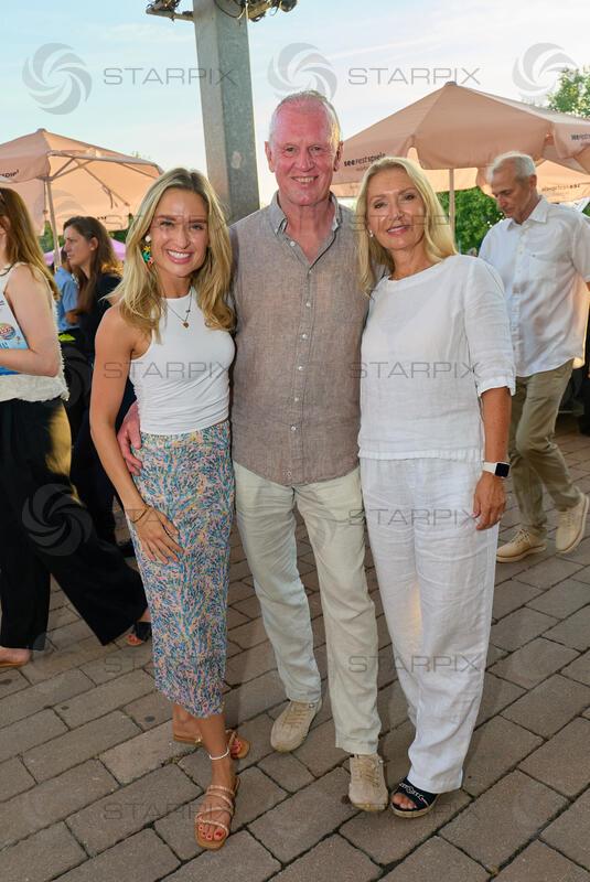 Copyright: Starpix / A. Tuma, 16.07.2026 Mörbisch, Corinna KAMPER mit Eltern Monika und Charly, Premiere von "Ein Käfig voller Narren" Seefestspiele Mörbisch