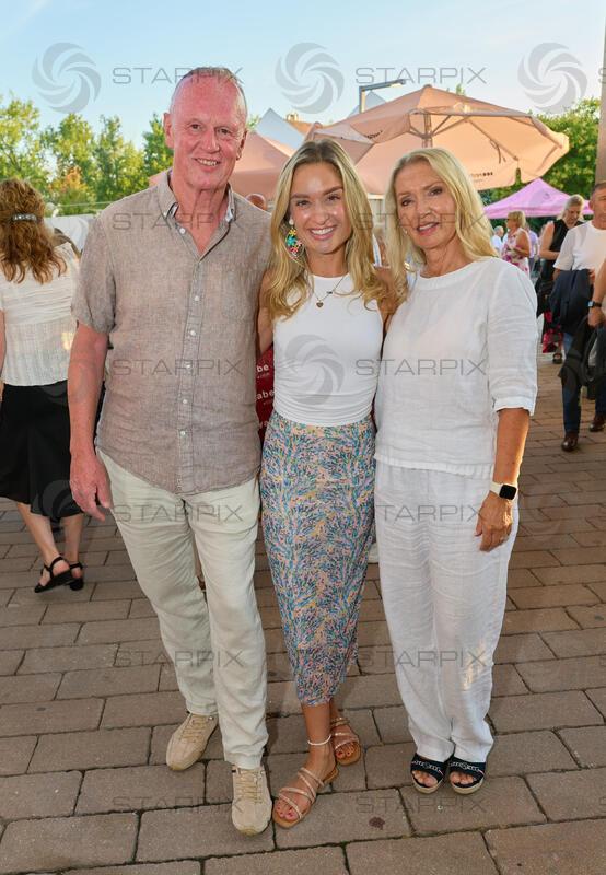 Copyright: Starpix / A. Tuma, 16.07.2026 Mörbisch, Corinna KAMPER mit Eltern Monika und Charly, Premiere von "Ein Käfig voller Narren" Seefestspiele Mörbisch