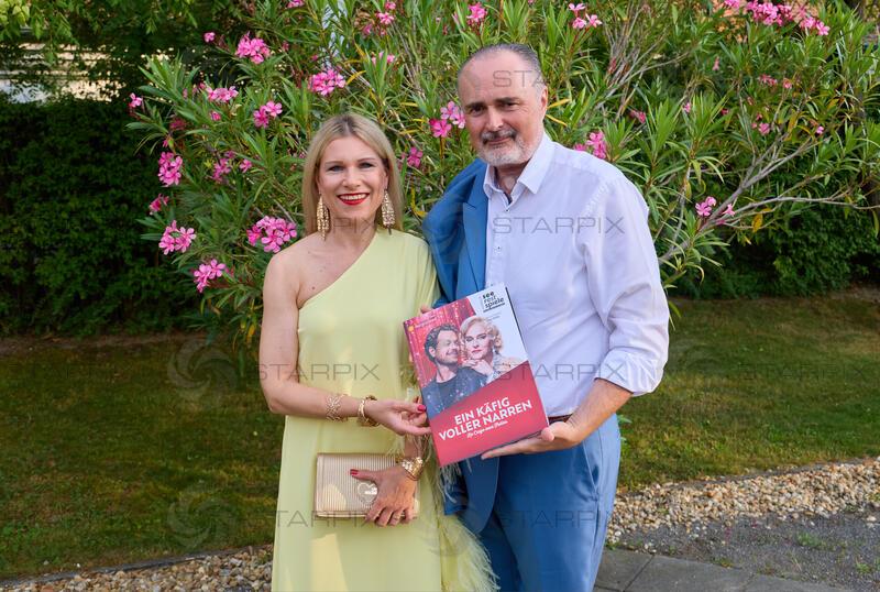 Copyright: Starpix / A. Tuma, 16.07.2026 Mörbisch, Hans Peter DOSKOZIL und Frau Julia   , Premiere von "Ein Käfig voller Narren" Seefestspiele Mörbisch