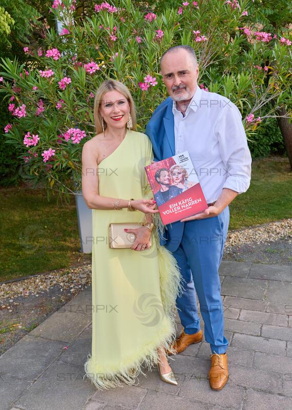 Copyright: Starpix / A. Tuma, 16.07.2026 Mörbisch, Hans Peter DOSKOZIL und Frau Julia   , Premiere von "Ein Käfig voller Narren" Seefestspiele Mörbisch
