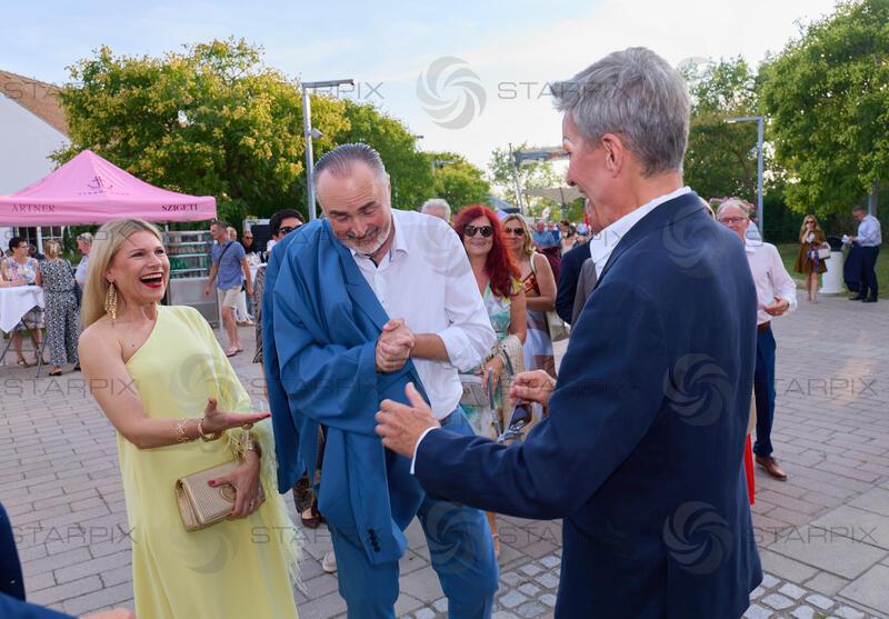 Copyright: Starpix / A. Tuma, 16.07.2026 Mörbisch, Hans Peter DOSKOZIL und Frau Julia   ,  Alfons HAIDER, Premiere von "Ein Käfig voller Narren" Seefestspiele Mörbisch