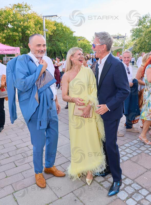 Copyright: Starpix / A. Tuma, 16.07.2026 Mörbisch, Hans Peter DOSKOZIL und Frau Julia   ,  Alfons HAIDER, Premiere von "Ein Käfig voller Narren" Seefestspiele Mörbisch