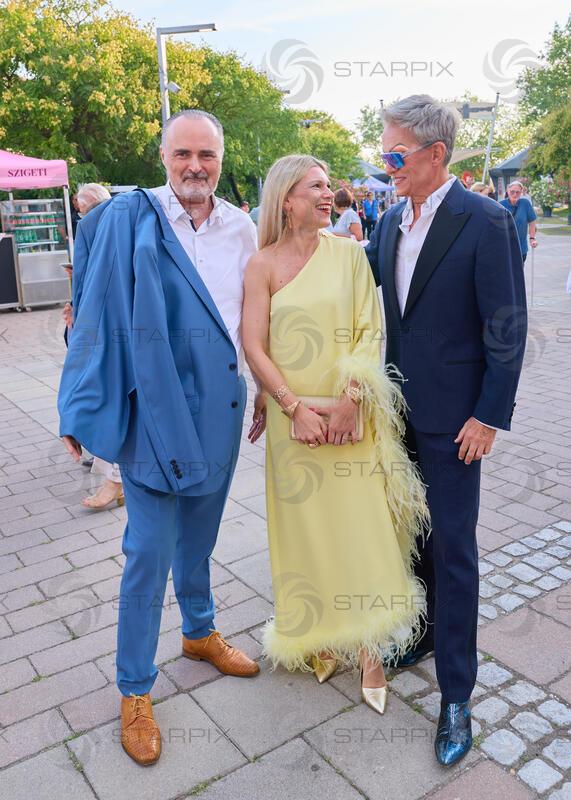 Copyright: Starpix / A. Tuma, 16.07.2026 Mörbisch, Hans Peter DOSKOZIL und Frau Julia   ,  Alfons HAIDER, Premiere von "Ein Käfig voller Narren" Seefestspiele Mörbisch