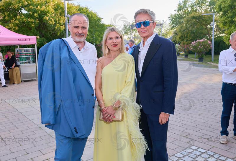 Copyright: Starpix / A. Tuma, 16.07.2026 Mörbisch, Hans Peter DOSKOZIL und Frau Julia   ,  Alfons HAIDER, Premiere von "Ein Käfig voller Narren" Seefestspiele Mörbisch