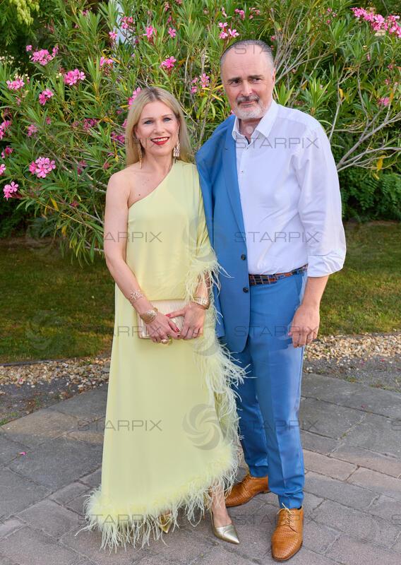 Copyright: Starpix / A. Tuma, 16.07.2026 Mörbisch, Hans Peter DOSKOZIL und Frau Julia   , Premiere von "Ein Käfig voller Narren" Seefestspiele Mörbisch