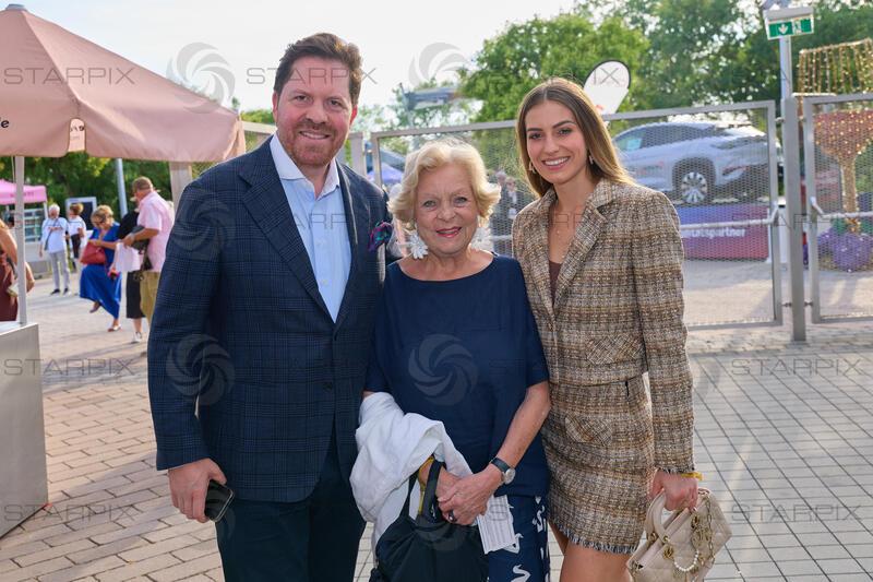 Copyright: Starpix / A. Tuma, 16.07.2026 Mörbisch,  Daniel SERAFIN und Freundin Antonia, und seine Mutter Mausi "Ingeborg" SERAFIN, ,  Premiere von "Ein Käfig voller Narren" Seefestspiele Mörbisch