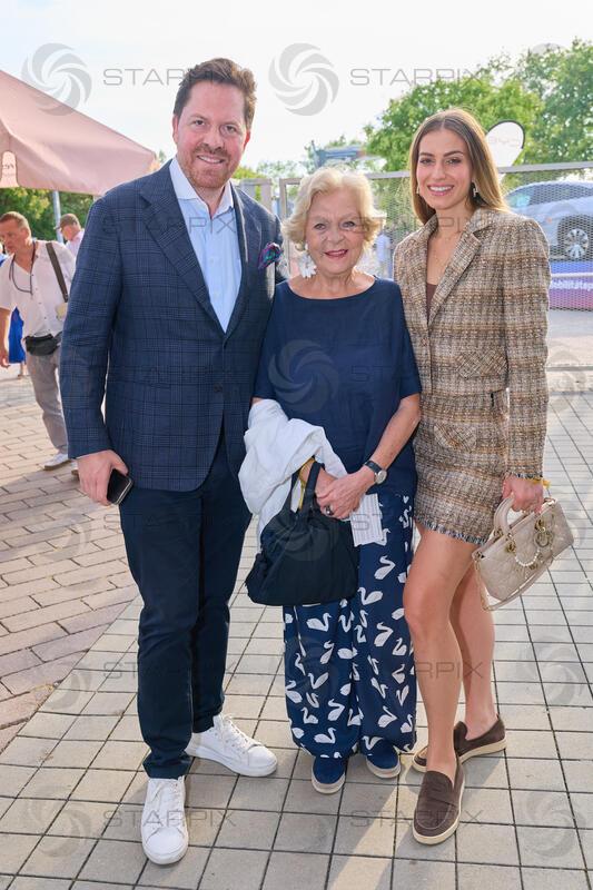 Copyright: Starpix / A. Tuma, 16.07.2026 Mörbisch,  Daniel SERAFIN und Freundin Antonia, und seine Mutter Mausi "Ingeborg" SERAFIN, ,  Premiere von "Ein Käfig voller Narren" Seefestspiele Mörbisch