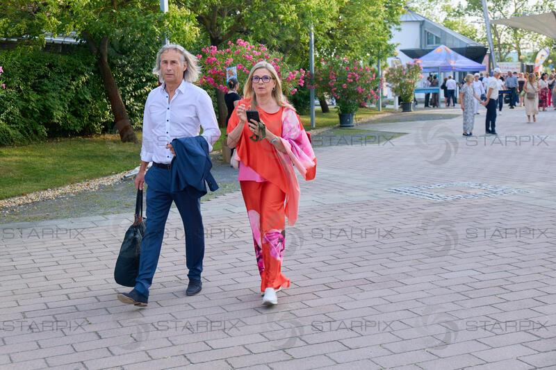 Copyright: Starpix / A. Tuma, 16.07.2026 Mörbisch, Christa KUMMER    mit Mann Franz HOFBAUER ,  Premiere von "Ein Käfig voller Narren" Seefestspiele Mörbisch