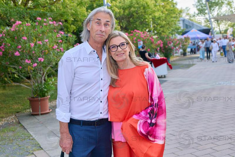 Copyright: Starpix / A. Tuma, 16.07.2026 Mörbisch, Christa KUMMER    mit Mann Franz HOFBAUER ,  Premiere von "Ein Käfig voller Narren" Seefestspiele Mörbisch