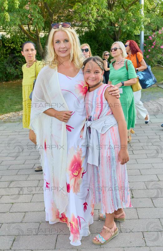 Copyright: Starpix / A. Tuma, 16.07.2026 Mörbisch,  Iva SCHELL  mit Tochter Viktoria, Premiere von "Ein Käfig voller Narren" Seefestspiele Mörbisch
