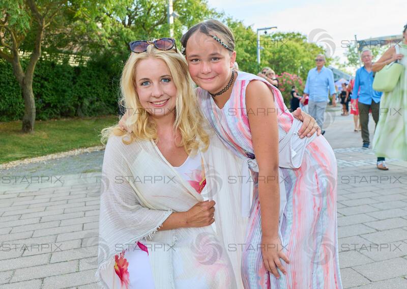 Copyright: Starpix / A. Tuma, 16.07.2026 Mörbisch,  Iva SCHELL  mit Tochter Viktoria, Premiere von "Ein Käfig voller Narren" Seefestspiele Mörbisch