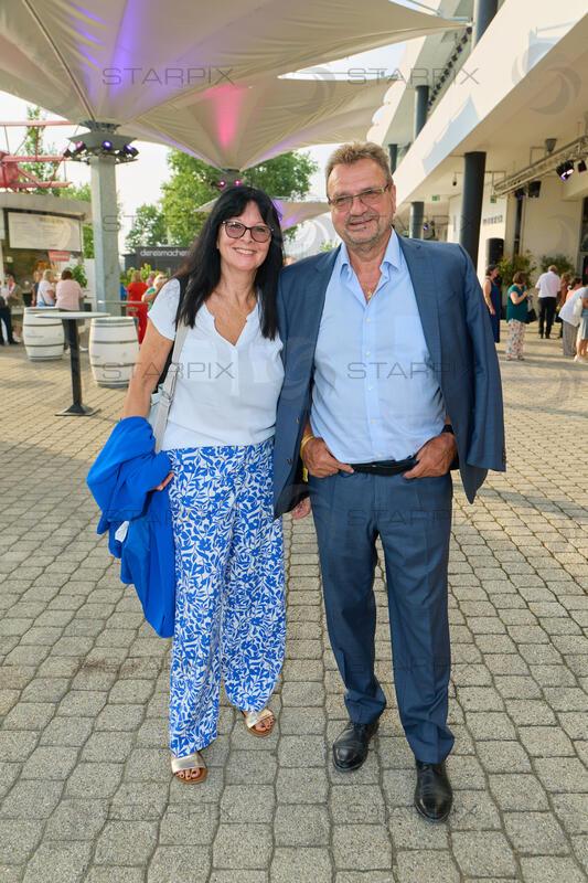 Copyright: Starpix / A. Tuma, 16.07.2026 Mörbisch,  Karl SCHLÖGL  mit Frau Gabriele  ,  Premiere von "Ein Käfig voller Narren" Seefestspiele Mörbisch