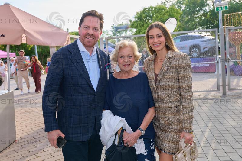 Copyright: Starpix / A. Tuma, 16.07.2026 Mörbisch,  Daniel SERAFIN und Freundin Antonia, und seine Mutter Mausi "Ingeborg" SERAFIN, ,  Premiere von "Ein Käfig voller Narren" Seefestspiele Mörbisch