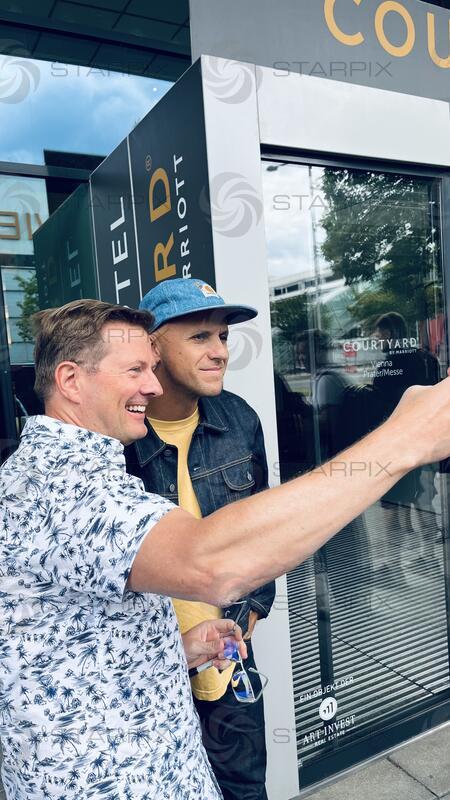 Der Musiker Milow reist nach seinen Konzert auf der Donauinsel ab 